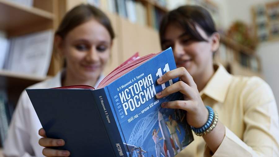 Через руки сотрудников ИРО прошли 64 тысячи новых учебников истории