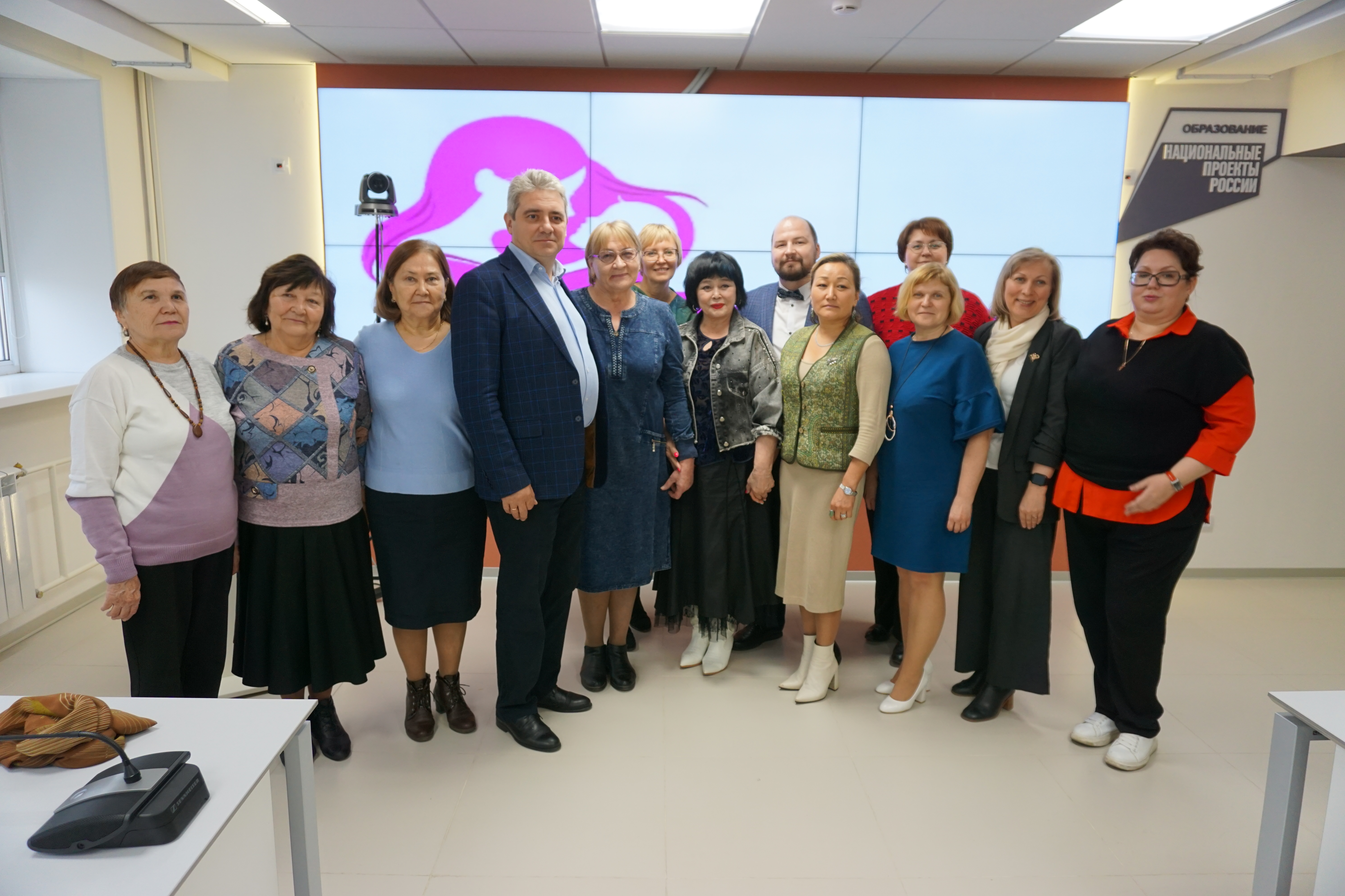 Круглый стол о материнских языках: от бытового уровня к литературному